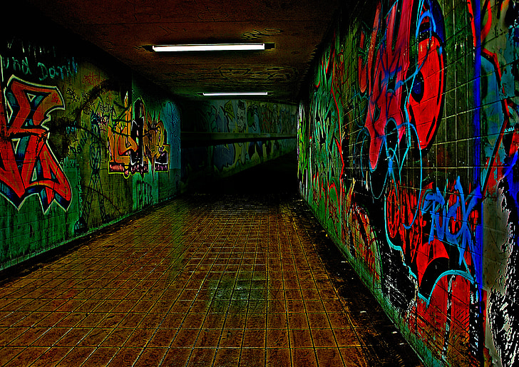 γκράφιτι, διανυκτέρευση, υπόγεια διάβαση, χρώμα, φως νέον, μόνη, μακριά