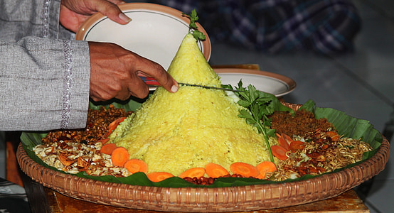tumpeng, cibo tradizionale, cibo indonesiano, una cerimonia, compleanno, riso giallo, Banyumas