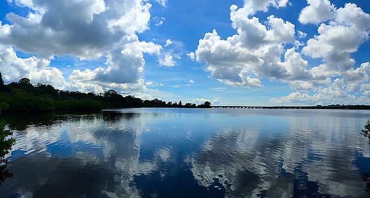 Oldsmar, Florida, reflexo de água, nuvens, céu