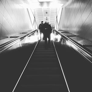 en noir et blanc, escalator, gens, a l’étage, marche, station, transport