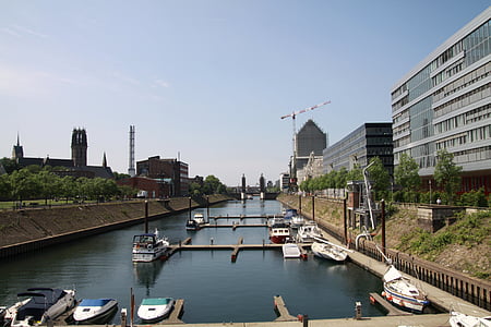 port, Duisburg, Tyskland, ved flodbredden