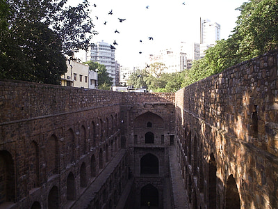 Connaught mjesto, srednjovjekovne arhitekture, stepwell, grad, golubovi, Delhi, na otvorenom