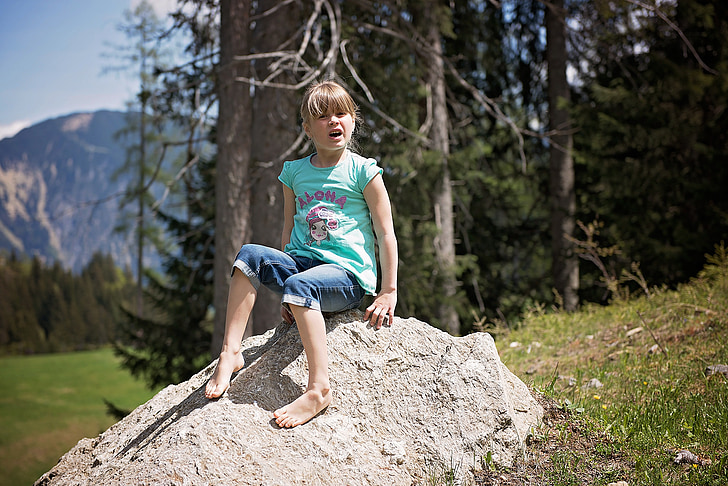 lapse, Tüdruk, kivi, loodus, Alpe, välja