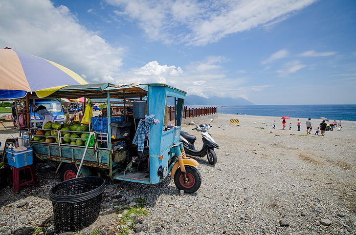 Verkauf von Kokosnüssen, Blue van, Strand, Taiwan, blauer Himmel, Urlaub, Tourismus