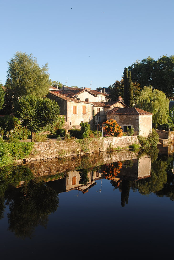 francoski vasi, Confolens, pogledom na reko, hiše na vodo, Dordogne, reka, vode