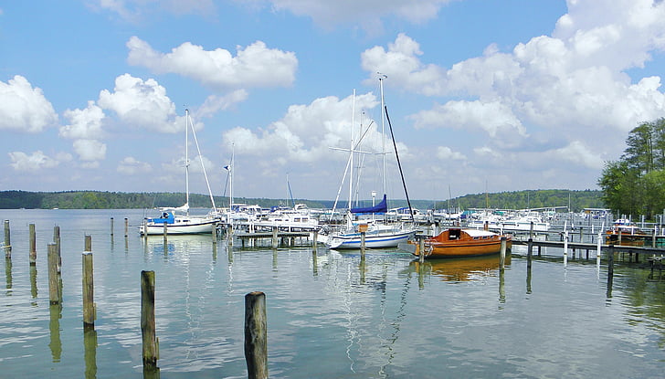 Marina, Barcos à vela, poste de amarração, ancoragem, espelhamento, nuvens, céu