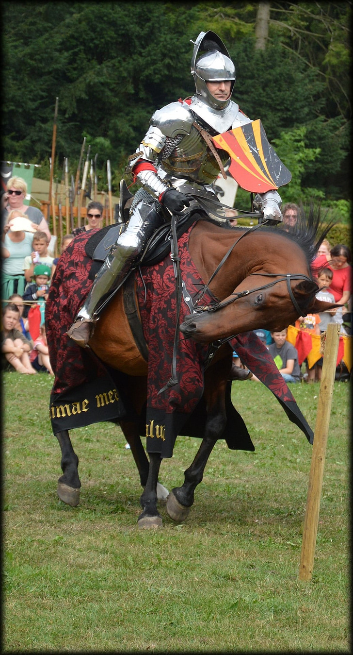 iespaidīgais bruņinieks, bruņinieku, zirgi, šķēpi, jousting turnīrs, viduslaiku, cīņa