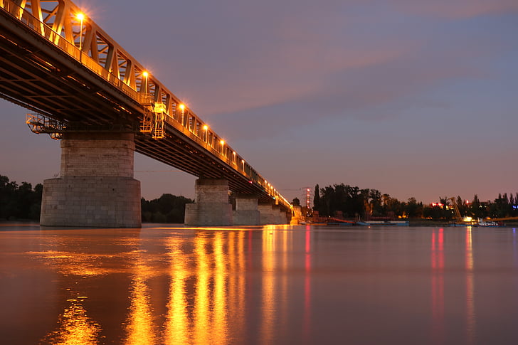 Budapest, tốc độ màn trập dài, vào buổi tối, đèn chiếu sáng, sông, Bridge - người đàn ông thực hiện cấu trúc, đêm