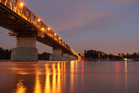 Budimpešta, dolge osvetlitve, v večernih urah, luči, reka, most - človek je struktura, noč