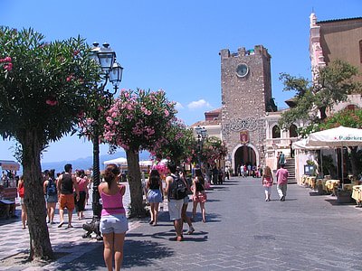 Главная площадь города Таормина, Сицилия, Италия