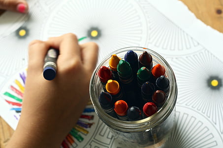 käsi-ja taideteollisuus, lapsi, Lähikuva, väri, värikäs, väritys, värityskirja