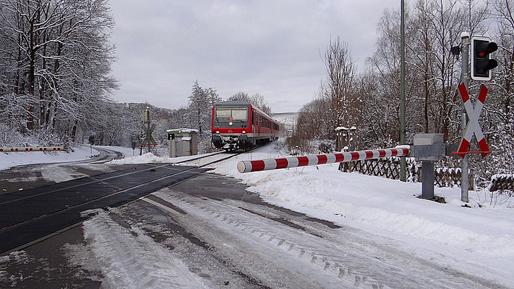 winter, railway, semi-barrier, vt 628 units, level crossing, brenz railway, kbs 757
