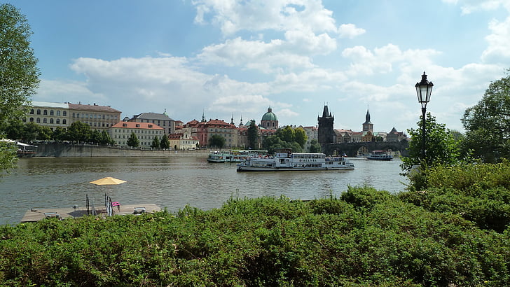 Praga, Moldàvia, Pont de Carles