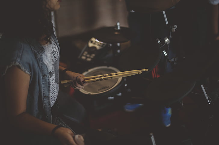 close, photo, women, s, playing, drums, holding