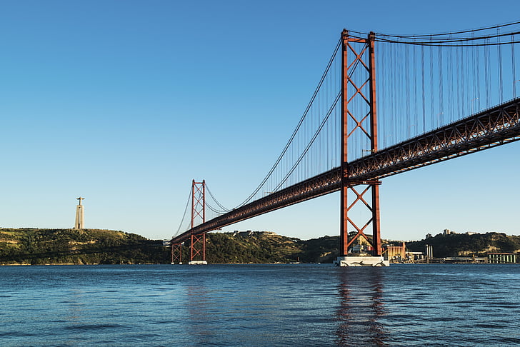 25 de Abril Bridge, het platform, brug, infrastructuur, Portugal, zee, hangbrug