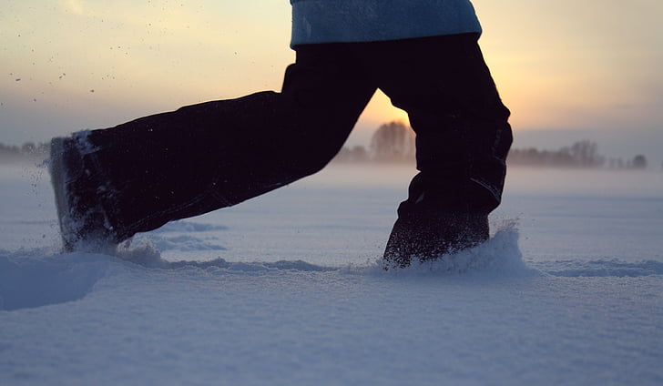 caminant, neu, peus, executar, l'hivern, posta de sol, a l'exterior