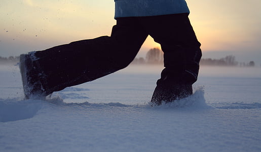 chôdza, sneh, nohy, spustiť, zimné, západ slnka, vonku