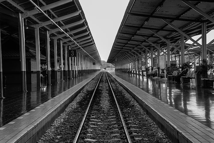 železniška postaja, premestitev ekvator pogled, črno-belo