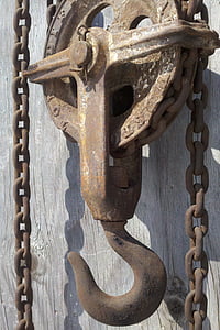paranco a catena, catena, puleggia, gancio, legno, ruggine, oggetto d'antiquariato