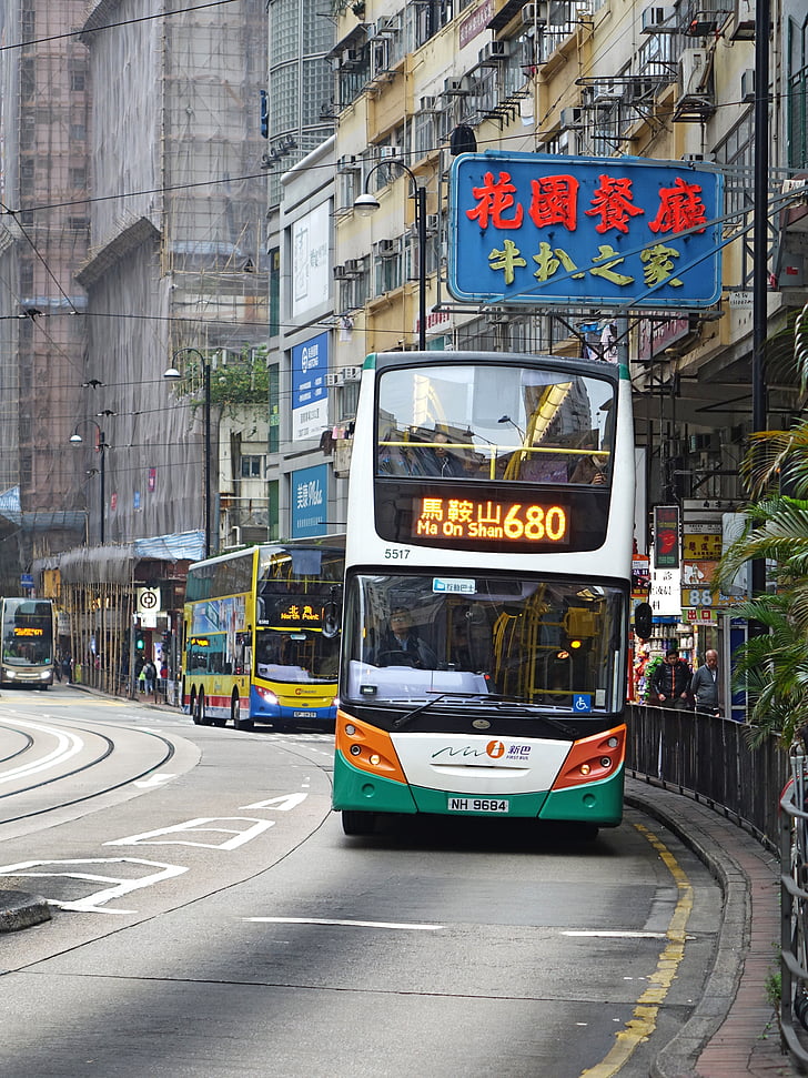 Hong Kong, bus, ville, bâtiment, panneaux de signalisation, route, rue de la ville