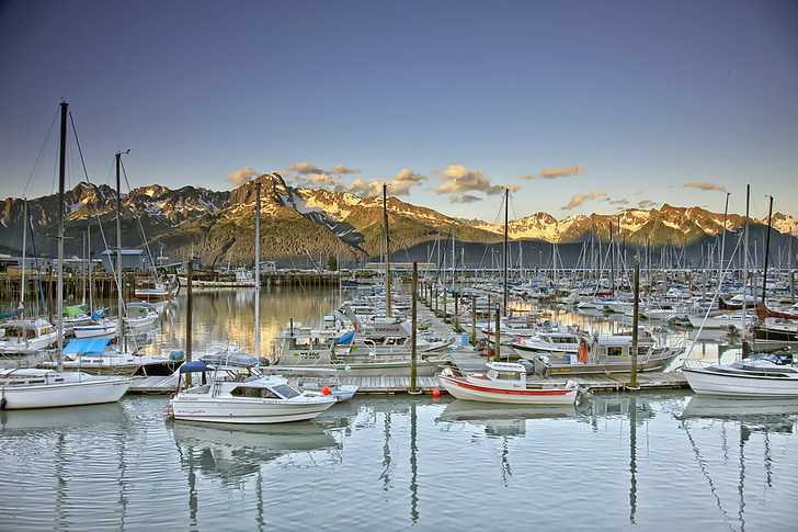 Seward, Alaska, escèniques, muntanyes, port esportiu, embarcacions, vaixells
