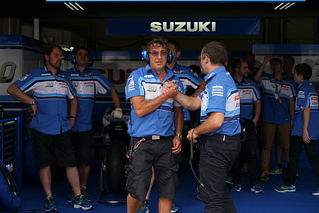 Suzuki, dobiček, moto gp, garaža, ekipa, dirka, konkurence
