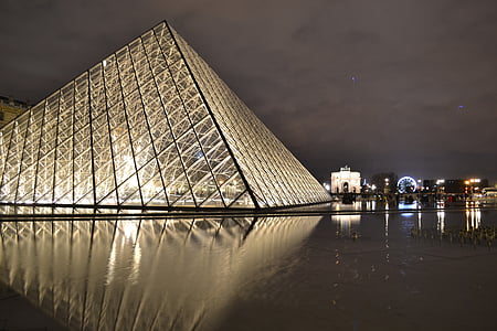 Paris, à noite, Louvre, pirâmide, vidro, reflexão, água