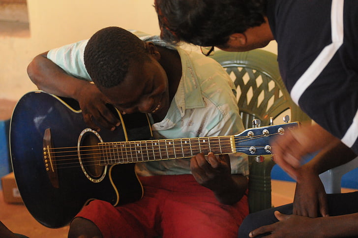 leçons de musique, guitare, école de musique, Mozambique, leçon de guitare