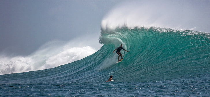 Surfer, stora vågor, skickligt, Ombak tujuh kusten, Indiska oceanen, ön Java, Indonesien