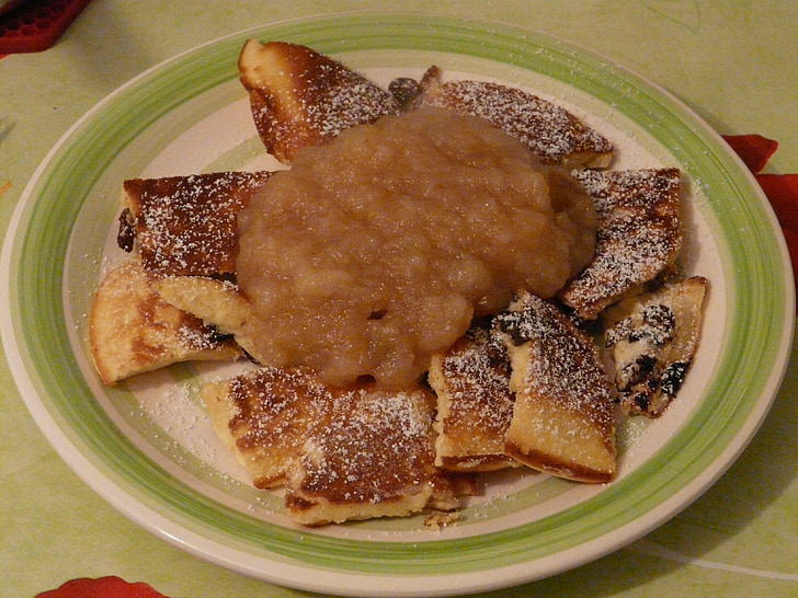 omlet Cesarski, Kaiserschmarrn, mleko, słodkie danie, dania kuchni austriackiej, mus jabłkowy, cukru pudru