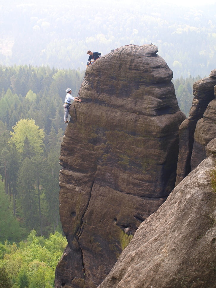 montanhas de arenito do Elba, pfaffenstein, alpinista, alpinista, escalar, esporte de escalada, escalada em rocha