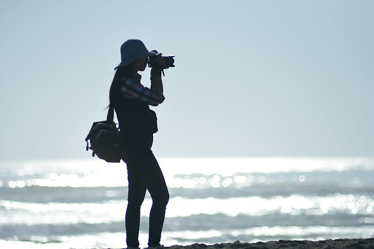 graži mergina, Piknikas, prie jūros, Aušros, jūra, paplūdimys, kamera - fotografijos įranga