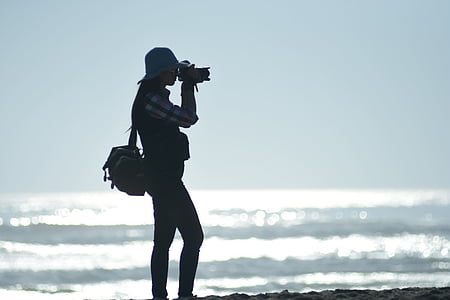 Vacker flicka, picknick, havet, Dawn, havet, stranden, kamera - fotoutrustning