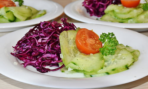salade, gemengde salade, komkommer, rode kool, tomaat, gezonde, vitaminen