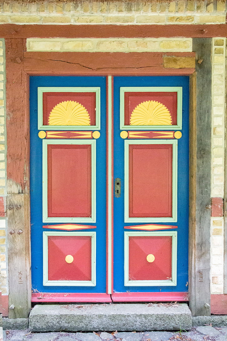 alte Tür, Kassetten-Tür, Ornamente, Holztür, vor der Tür, Tür, Eingang