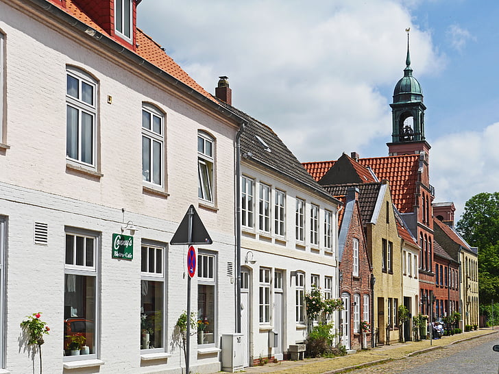 Friedrichstadt, assentiment holandès, carrer línia, Cases de maó klinker, verklinkert, cases encisadores amb gablet, l'església
