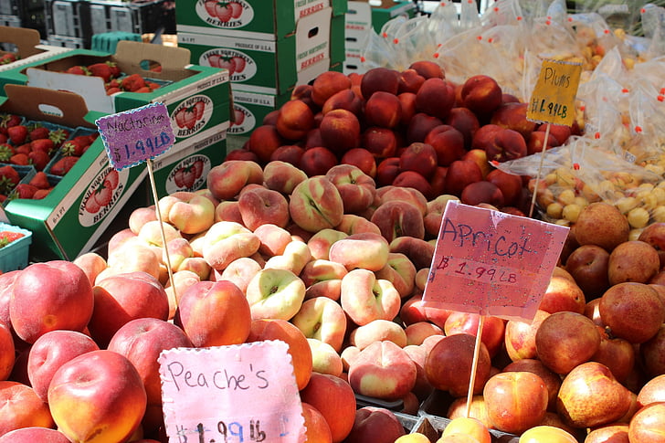 Peaches, abricots, prunes, nectarines, fraises, fruits, marché de producteurs