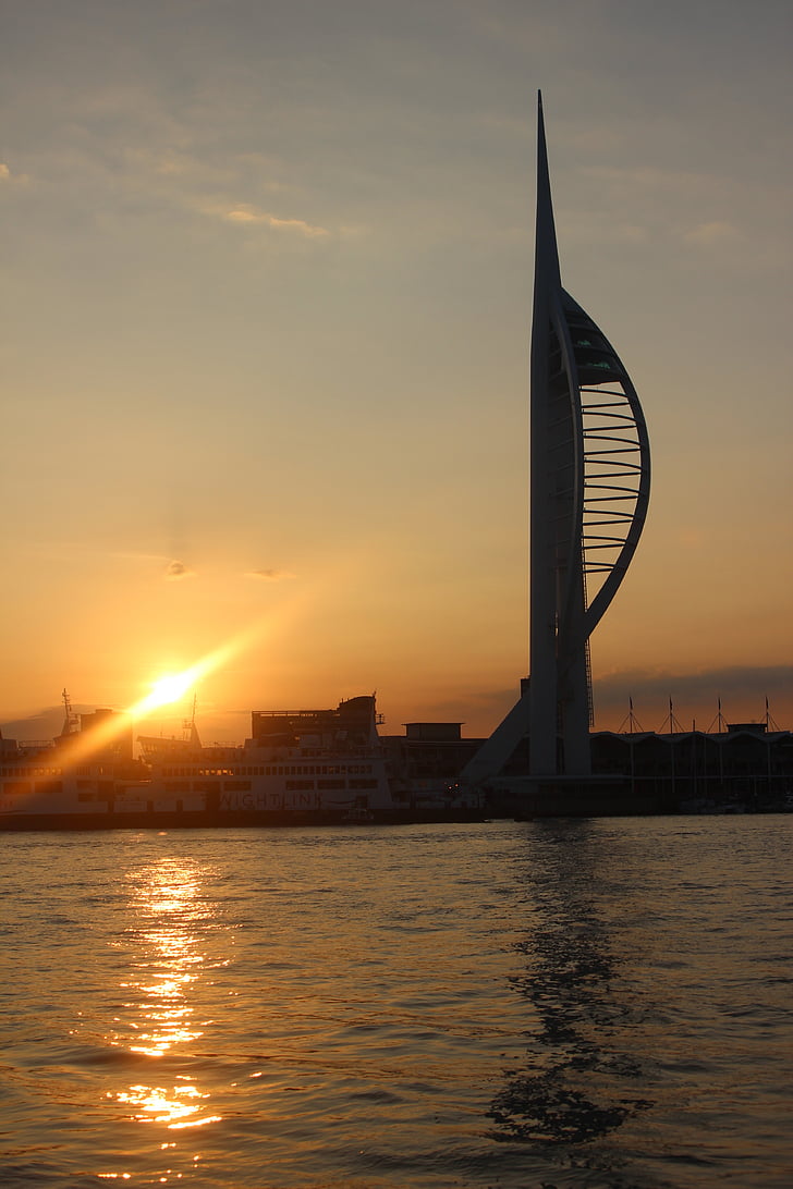 Portsmouth, Spinnaker, věž, Gunwharf, Hampshire, východ slunce