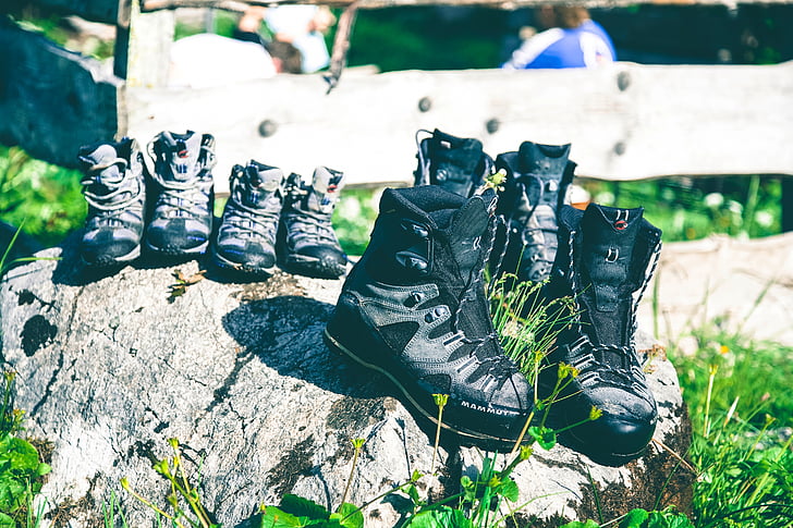 双, 黑色, 运动鞋, 鞋子, 户外, 草, 岩石