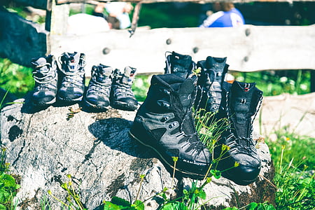 par, negro, zapatillas de deporte, zapatos, al aire libre, hierba, rocas