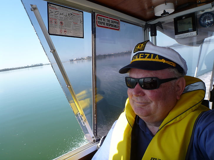 Mann, Person, Kapitän, macht Bootfahren, Tuggerah Seen, New South Wales Australien, Erholung