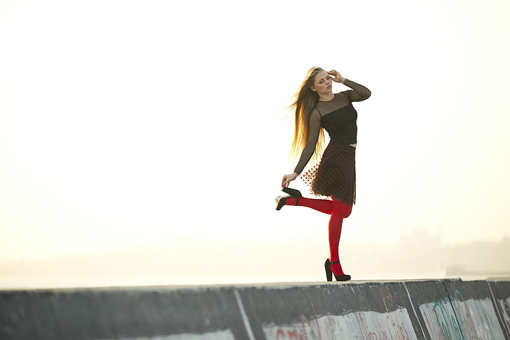 červená, ponožky, model, portrét, šaty, vlasy, Fotografie