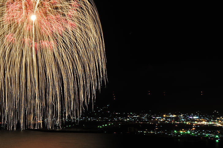trois shakus ball, feux d’artifice, Préfecture de Kagoshima, ville de Makurazaki, feux d’artifice de 6 pétales, nuit, célébration