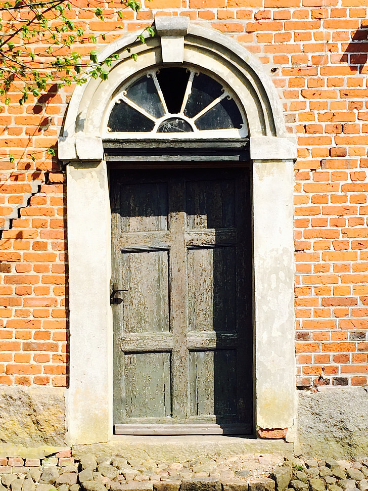 uks, tellistest hoone, poolringikujuline akna, kivi, puidust uks, räbal