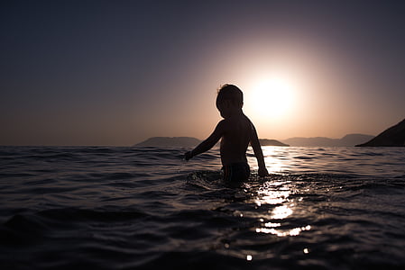 το παιδί, κολύμβησης, Ωκεανός, στη θάλασσα, σιλουέτα, οπίσθιος φωτισμός, το βράδυ