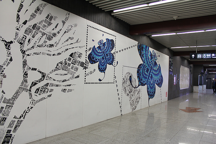 Pouliční fotografie, stanice metra, motýl, vzor