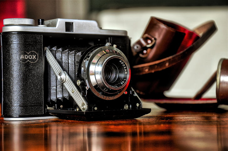 camera, old, retro, photography themes, camera - photographic equipment, reflection, indoors