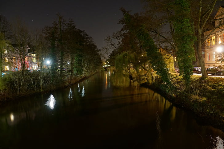 night photograph, in stade, on the castle moat