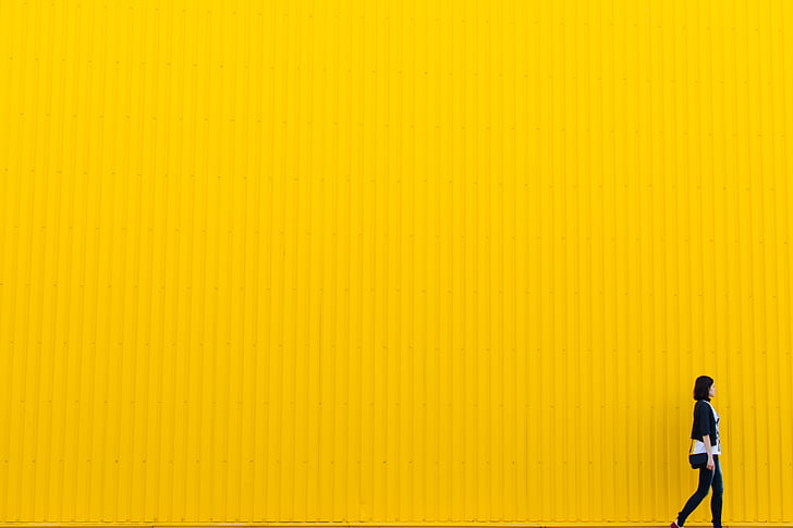 Pige, Walking, væg, mellemrum, kvinde, gul