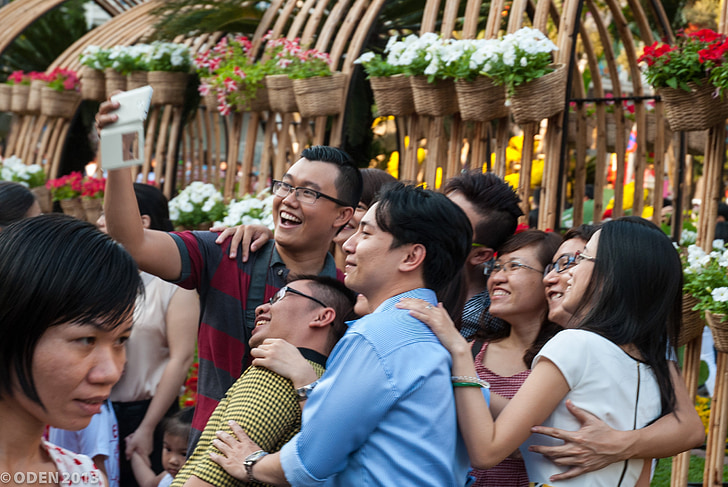 selfie, gens, asiatique, fleurs, rue, Viêt Nam, Saigon